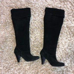 Knee-high black suede boots with cuff